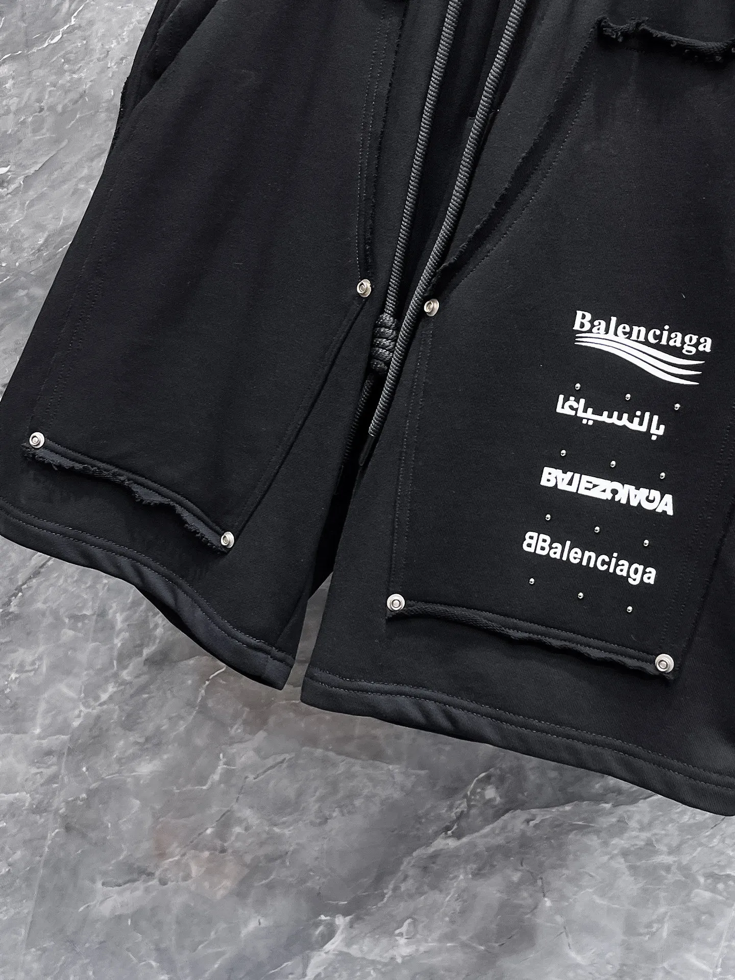 Balenciaga's three-standard complete 2026 summer New Arrival men's casual shorts, advanced custom-made Breathable fabric, Breathable fabric, extremely stretchy and comfortable, impeccable details, top-grade accessories, original logo design concept, delicate and soft feel! The upper body fit is awesome! Size: M-XXXL Please state your height and weight when ordering
